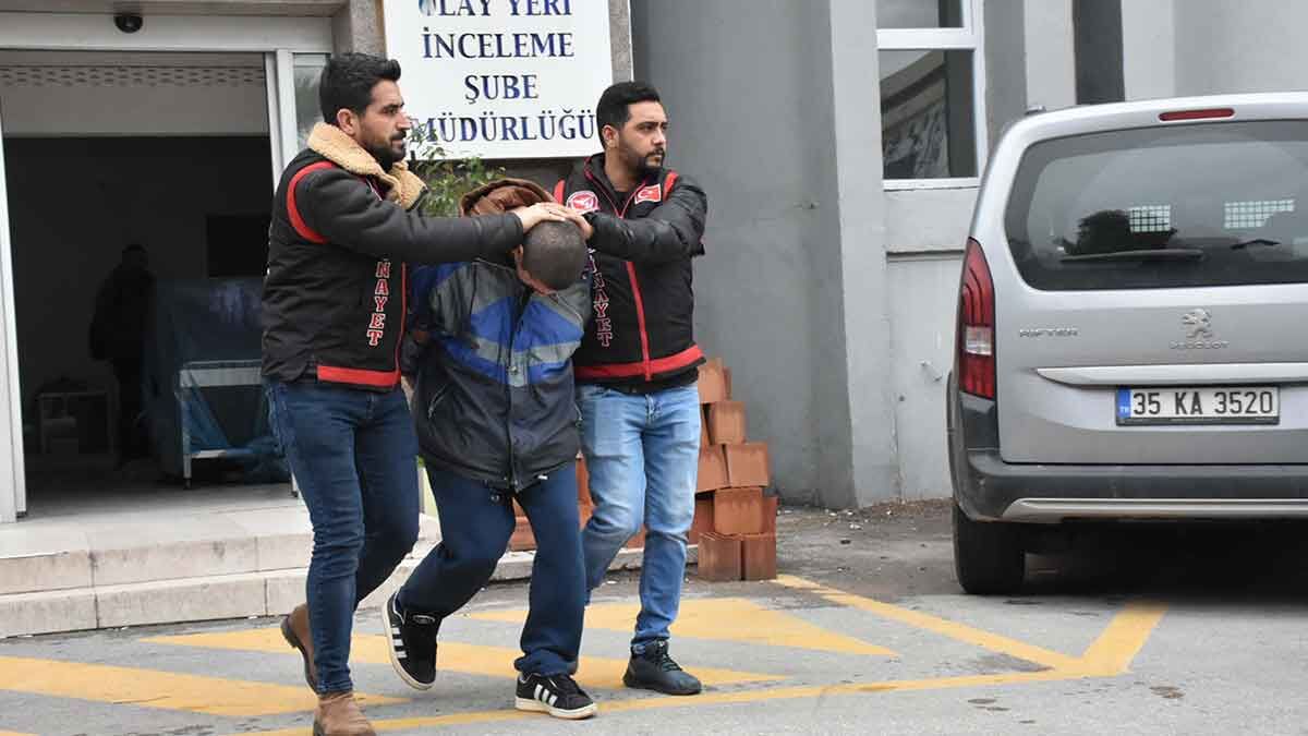 İzmir Karabağlar'da Bora İnan, babası Cihan İnan'ı tartışma sonucu sırtından
