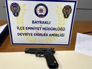 İzmir’in Bayraklı ilçesinde, bir sokakta çıkan silahlı kavgada 2 kişi