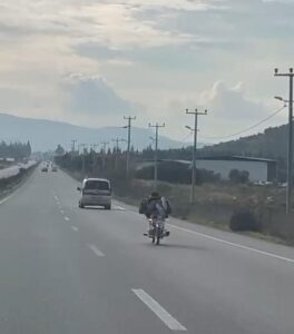 Muğla Bodrum’da, motosiklet sürücüleri ve beraberlerindekiler trafik kurallarına uymadı. Motosikletlilerin tehlikeli