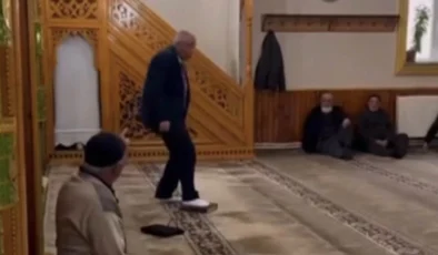 Camide skandal görüntü: Önce öptü sonra ayağıyla bastı