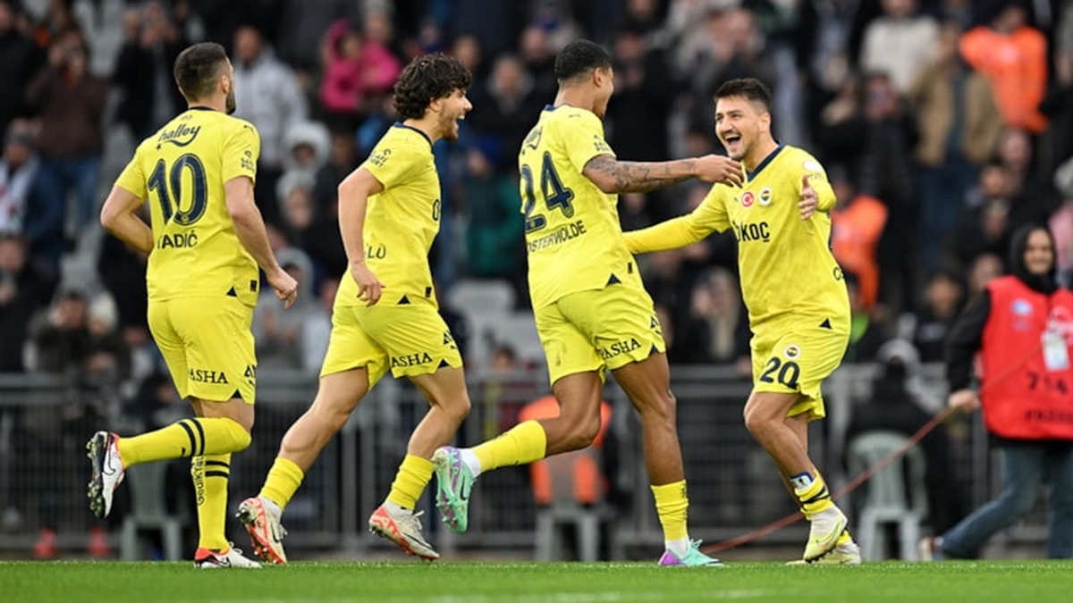 Fenerbahçe, Süper Lig liderliğini Cengiz Ünder'in dört golüyle perçinledi. İstanbulspor'u