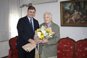 Karşıyaka Belediye Başkanı Dr. Cemil Tugay, Karşıyaka’da yaşayan 98 yaşındaki