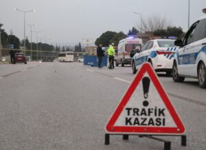Denizli Pamukkale’de karşıdan karşıya geçmeye çalışan yaya otomobilin çarpması sonucu