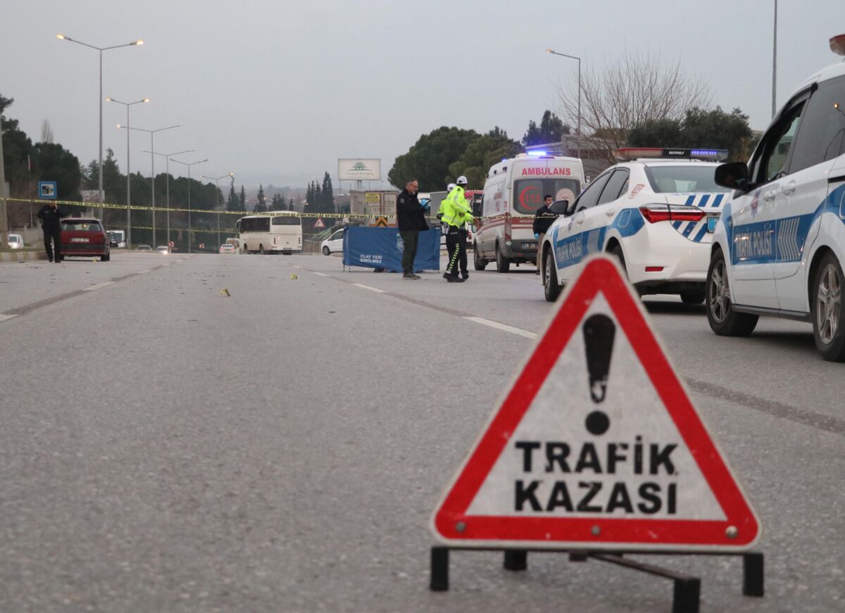 Denizli Pamukkale’de karşıdan karşıya geçmeye çalışan yaya otomobilin çarpması sonucu