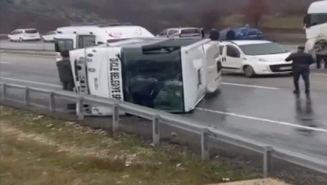 Futbolcuları taşıyan araç devrildi: Yaralılar var