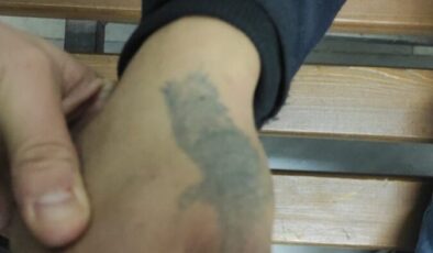 İşyerinin kamerasını çalan zanlıyı elindeki dövme ele verdi