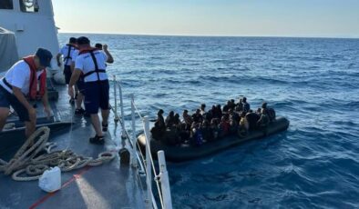 Lastik botlarla umut yolculuğu… 45 düzensiz göçmen  son anda kurtarıldı