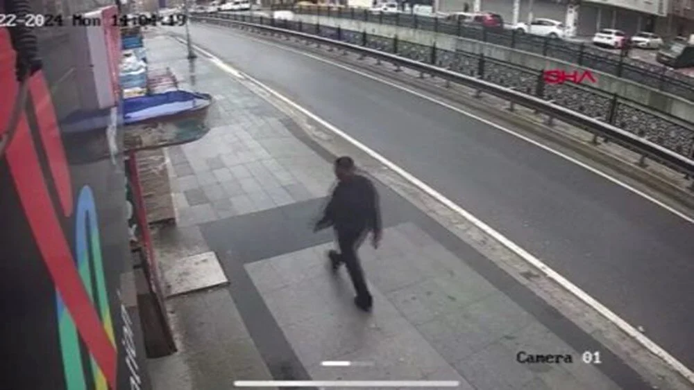 Esenyurt ilçesinde meydana gelen olayda, sokaklarda dolaşan bir saldırganın bıçak