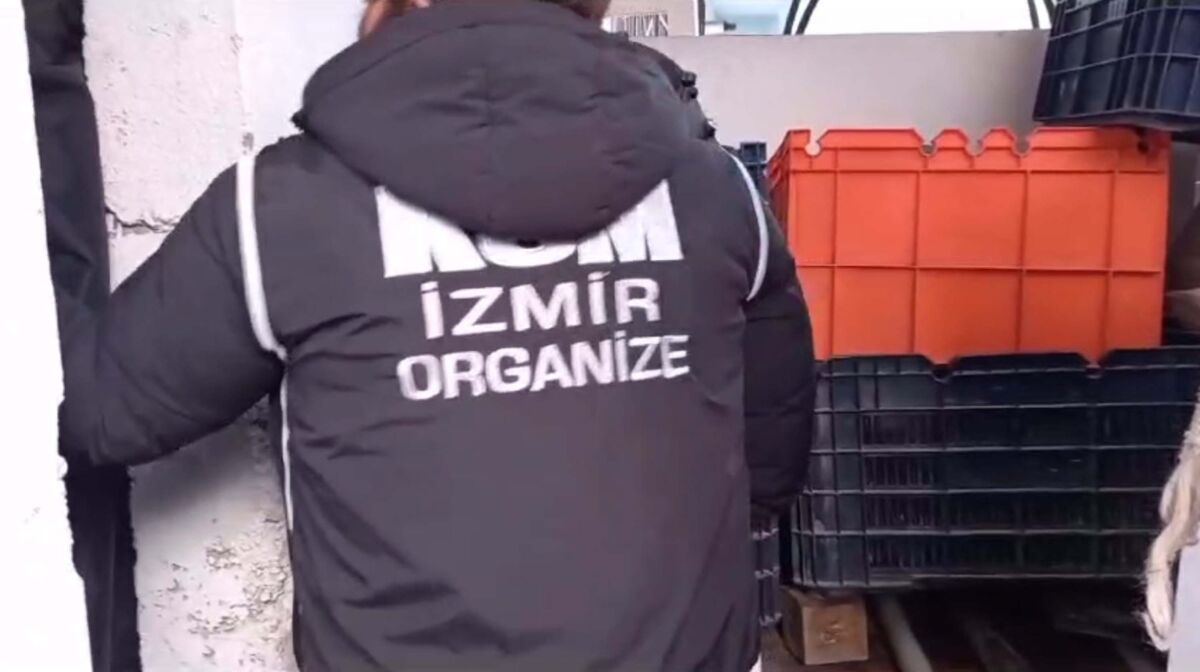 İzmir’in Karabağlar ilçesinde, bir eve yapılan baskında çok sayıda tabanca