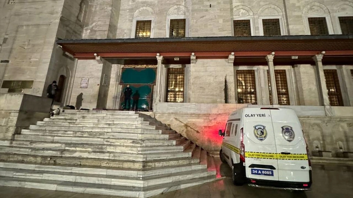 İstanbul Fatih Camisi'nde yaşanan bıçaklı saldırı sonucu şüpheli tutuklandı. 