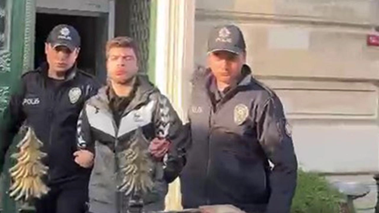 Derneklerin bir araya geldiği yürüyüşte ‘Tevhid’ bayrağı taşıyan İ.A’yı darp