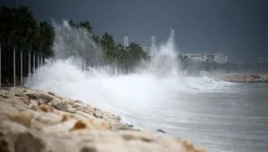 İzmir’de bu gece itibari ile birlikte fırtına beklendiği bildirildi. Yarın