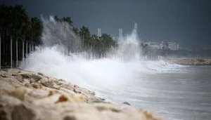 Meteoroloji Genel Müdürlüğü tarafından Ege Denizi için fırtına uyarısında bulunuldu.