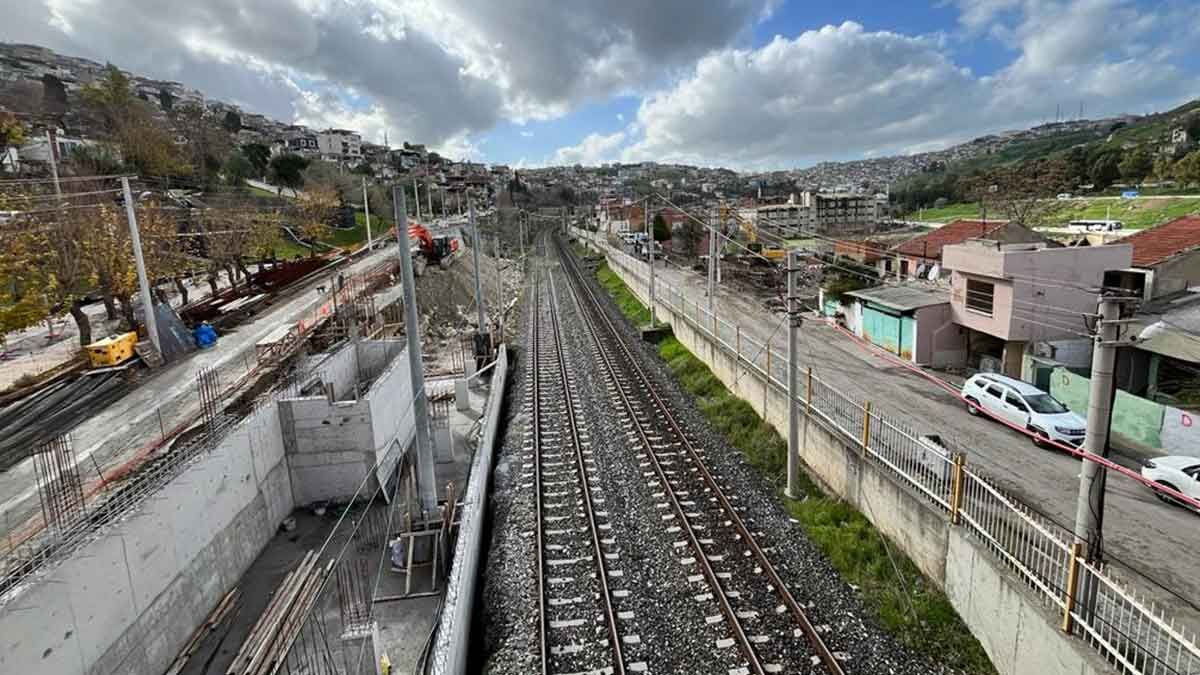 İzmir Büyükşehir Belediyesi, halkın İzmirlilerin toplu taşımadan daha rahat yararlanması