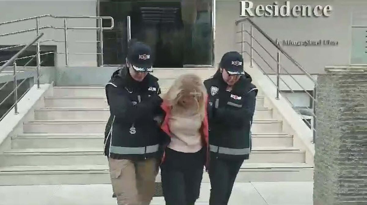 İzmir Narlıdere’de Interpol’ün kırmızı bültenle aradığı şüpheli, KAFES-28 Operasyonu kapsamında