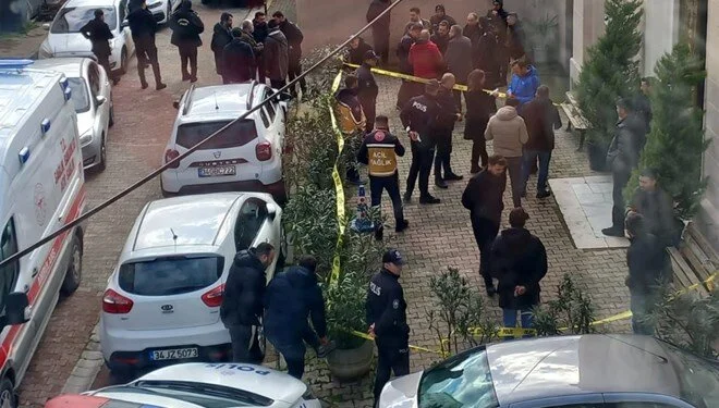 İstanbul'daki Santa Maria İtalyan Kilisesi'nde Pazar ayini sırasında maskeli saldırganlar