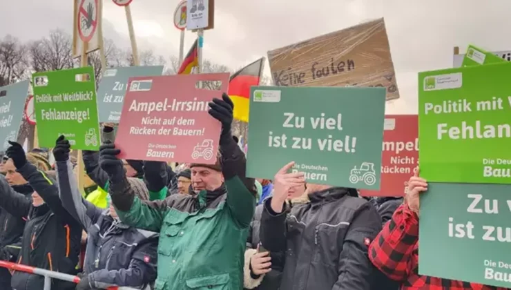 Almanya’da çiftçiler ‘Hükümet istifa’ çağrısında bulundu