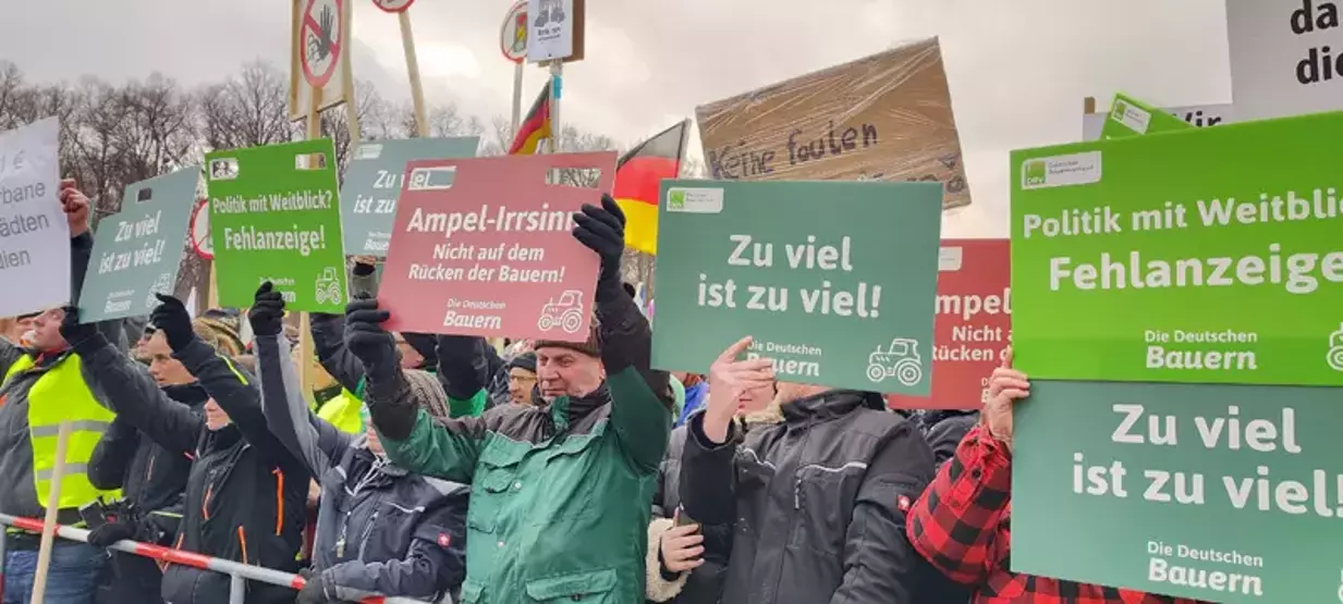 Berlin’de bulunan çiftçiler, hükümetin tarımsal sübvansiyonlarını kademeli olarak azaltma kararını