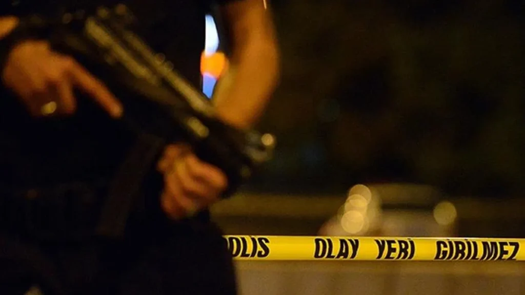 Çeşme'de kurşunlar havada uçuştu: Gece kulübünde silahlı kavga