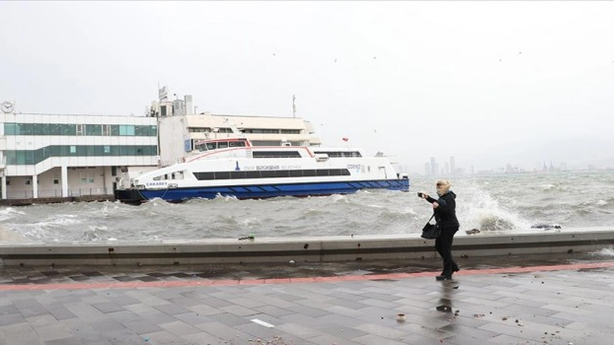 İzmir’de Vapur Seferlerine Fırtına Engeli: Seferler İptal! (İZDENİZ’den Açıklama) İZDENİZ Genel Müdürlüğü, olumsuz hava ve deniz koşulları nedeniyle saat