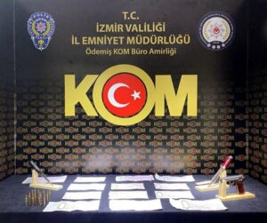 İzmir’in 4 ayrı ilçesinde vatandaşları yüksek faizlerle borçlandırıp senet imzalatarak tefecilik