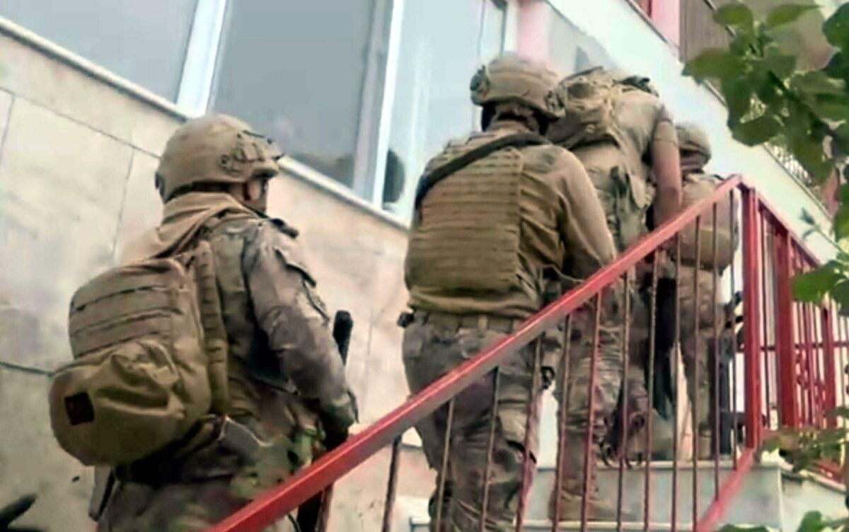 İzmir’ de, FETÖ/PDY’ye yönelik operasyon düzenlendi. Yapılan operasyonda 5 şüpheli gözaltına