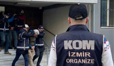 İzmir’de FETÖ’ye 4 tutuklama