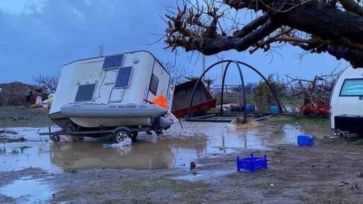 Karaburun'da Şiddetli Fırtına ve Yağışlar: Küçükbahçe Mahallesi'nde Zararlar Büyük, İlkokulda