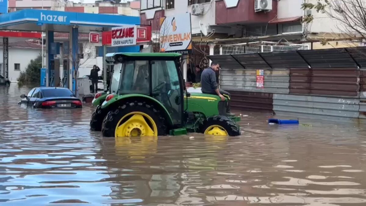 İzmir’in Dikili ilçesinde sağanak nedeniyle dere taştı, yollar su ile