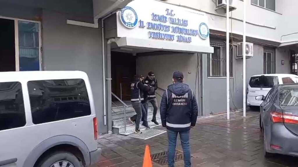 Bornova'da silah ticareti operasyonunda ele geçirilen 2 otomatik tabanca ile Torbalı'da gözaltına alınan 2 şüpheli tutuklandı.