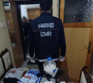 İzmir’de uyuşturucu madde ticareti yapanlara yönelik gerçekleştirilen operasyonda 107 şüpheli