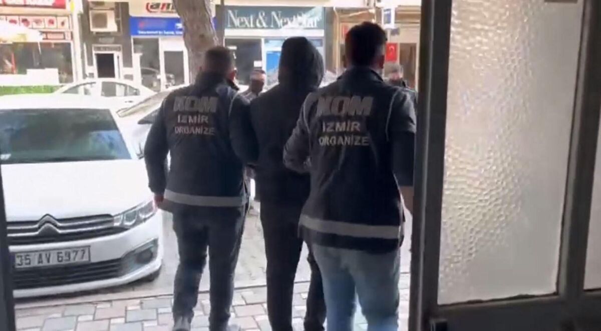 İzmir’in Tire ilçesinde, yasa dışı silah ticareti yaptığı belirtilen 5