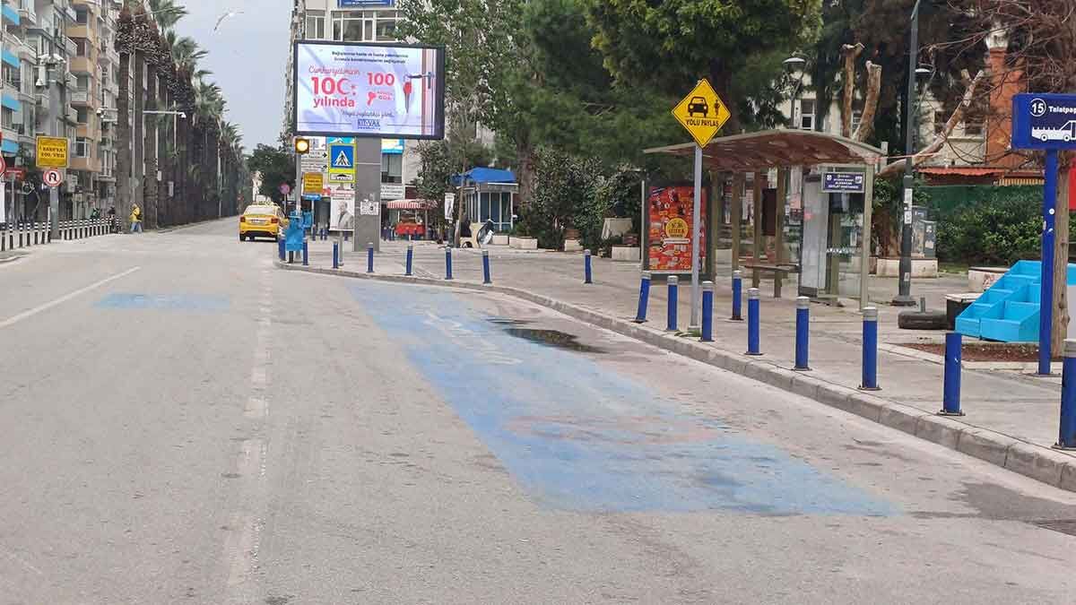 İzmir’de 2024 yılının ilk gününde cadde ve sokaklar boş kaldı.