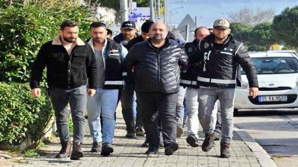 İzmir’deki 4'ü gümrük memuru, 6 kişinin tutuklandığı operasyonun detayları ortaya çıktı