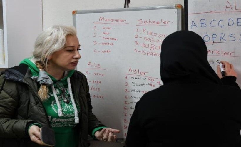 İzmir’in Karabağlar ilçesi Refet Mahallesi Muhtarı Hatice Akar, mahallesindeki kadınlar