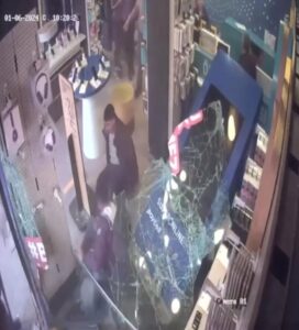 Buca ilçesinde meydana gelen olayda, sürücüsü kontrolünü kaybeden bir kamyonet,