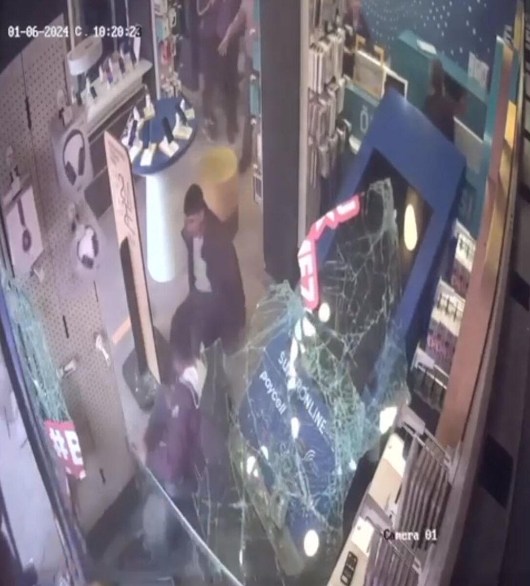 Buca ilçesinde meydana gelen olayda, sürücüsü kontrolünü kaybeden bir kamyonet,