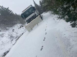 İzmir Büyükşehir Belediyesi ekipleri, şehrin yüksek kesimlerinde etkisini gösteren kar
