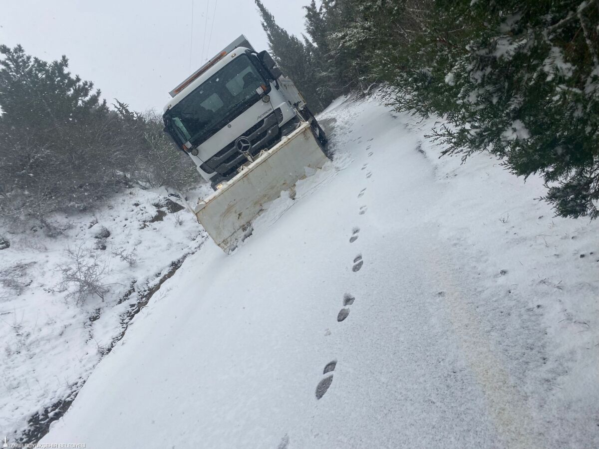 İzmir Büyükşehir Belediyesi ekipleri, şehrin yüksek kesimlerinde etkisini gösteren kar