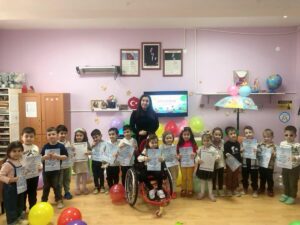 İzmir’de yaşayan Müzekke Susamcıoğlu Anaokulu öğrencisi SMA Tip-2 hastası 4,5