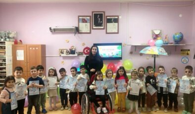 İzmirli SMA hastası minik Defne’nin karne heyecanı: Sevinci yüzüne yansıdı