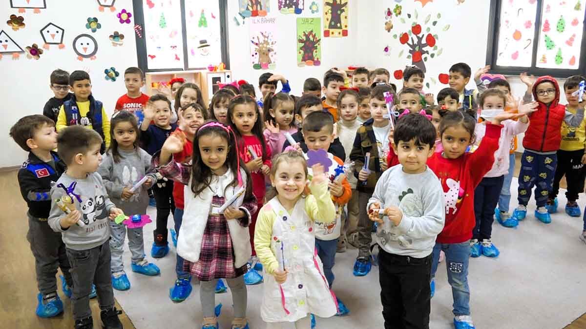 Bornova Belediyesi’nin çocuk aktivite merkezlerindeki çocuklar karne heyecanı yaşadı. 2022-2023