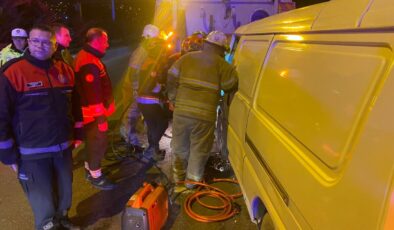 İzmir’de kaza: Yol temizleme aracına çarpan minibüsün sürücüsü ağır yaralı
