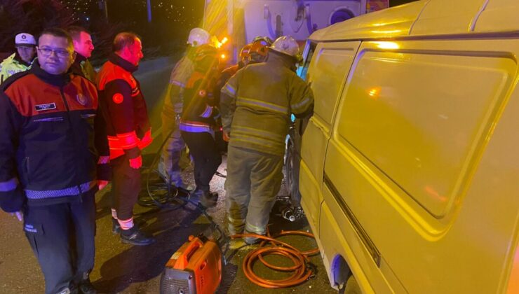 İzmir’de kaza: Yol temizleme aracına çarpan minibüsün sürücüsü ağır yaralı