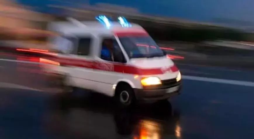 İzmir’in Tire ilçesinde Küçük Menderes Nehri üzerindeki köprünün korkuluklarına otomobil