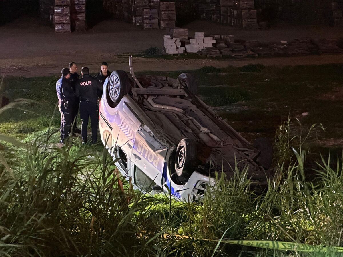 İzmir’in Çiğli ilçesinde, sürücüsünün kontrolünden çıkan ekip otosunun yol kenarındaki