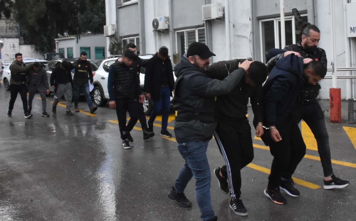 Kız kaçırma husumeti: 8 şüpheli adliyede İzmir’in Karşıyaka ilçesinde kız kaçırma meselesi nedeniyle husumetli 2 aile