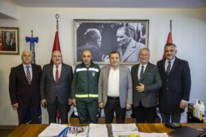 Konak Belediye Başkanı Abdül Batur, görevini yaptığı sırada bulduğu cüzdanı