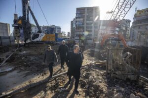 Belediyenin yeni hizmet binasının inşaat alanında incelemelerde bulunan Konak Belediye