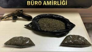 Konak ilçesinde gerçekleştirilen polis operasyonunda, uyuşturucu ticareti yapanlara yönelik düzenlenen